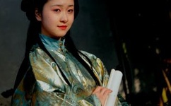 几男含着她两个硕大的乳